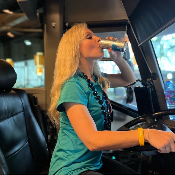 KELLY IS LIVE!!! BAGS, WALLETS, BEAUTY - Picture 6 of 12